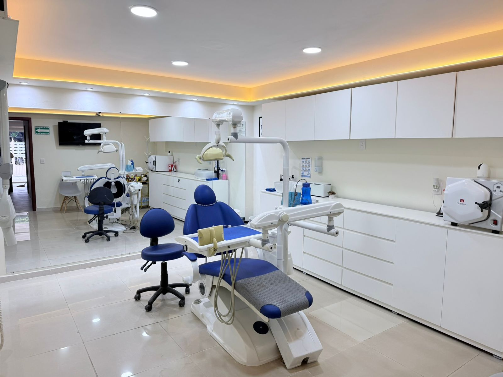 Sillón dental con iluminación cálida en Dental Wox